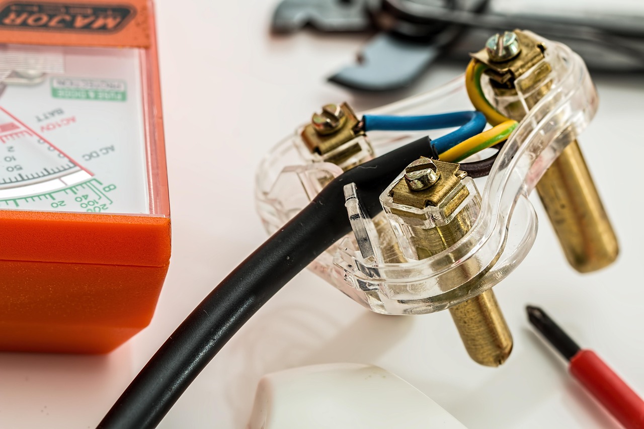 electrician responding to residential electrical emergency